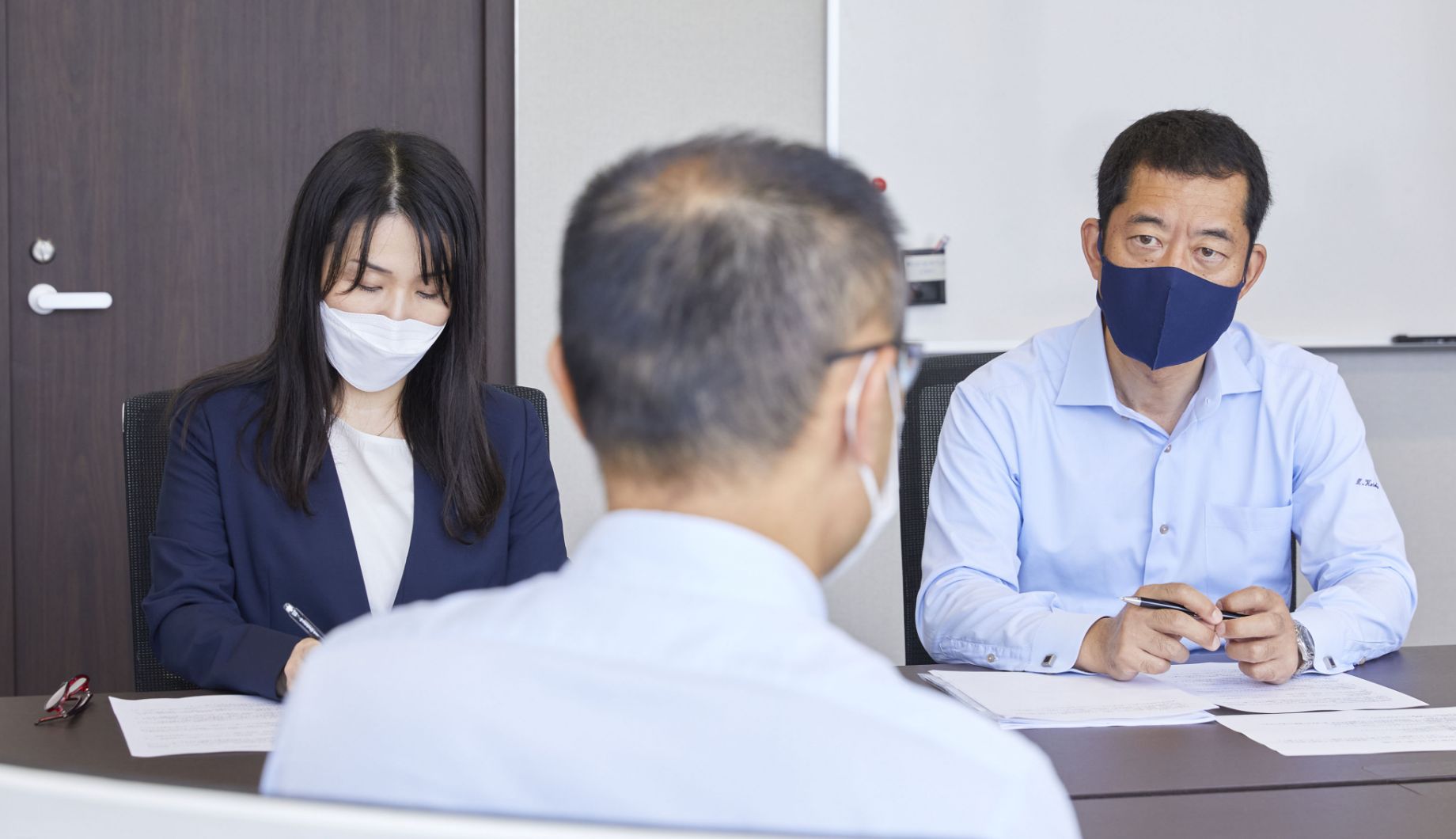Stress reduction for officers and employees during the COVID-19 pandemic is a major corporate concern. (Back right: Kamimura Kosaki, Personnel Division)