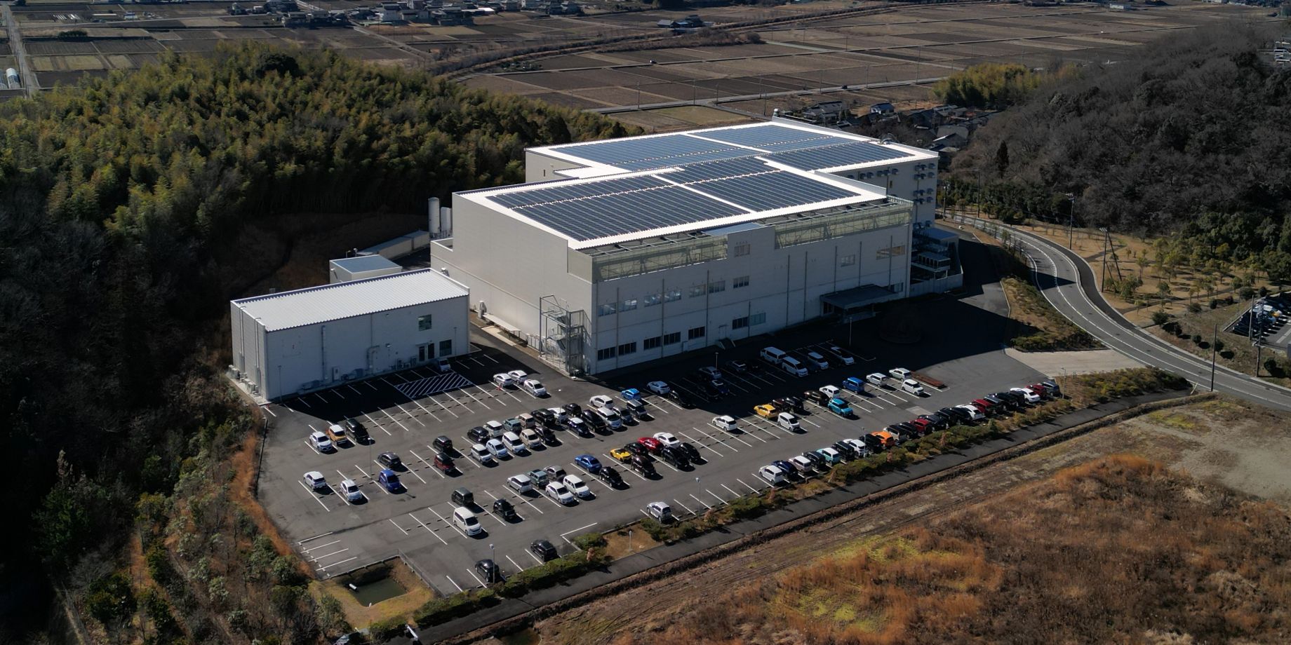 Menicon’s Kakamigahara Plant: The rooftop-installed solar power generation system began operating in February 2023.